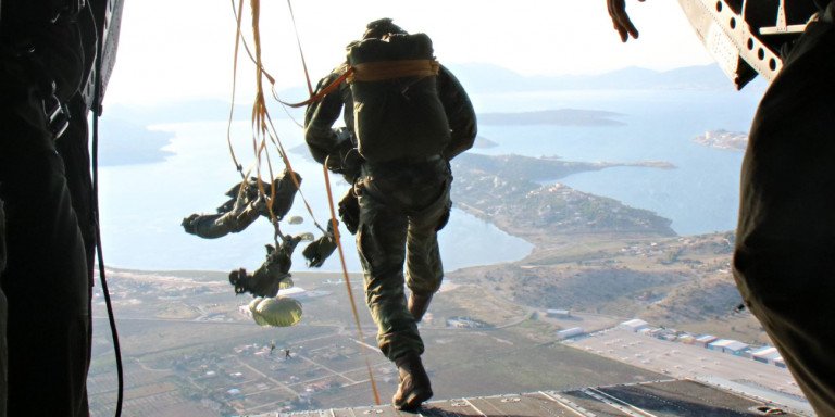 Μητσοτάκης για τον θάνατο του αλεξιπτωτιστή ΕΔ: Κάντε το πένθος, θάρρος για την υπεράσπιση της πατρίδας