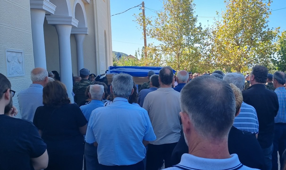 Μεσσηνία: Πλήθος κόσμου στην Κηδεία του άτυχου 34χρονου Υπαξιωματικού ΠΑ Βασίλη στο Αρφαρά