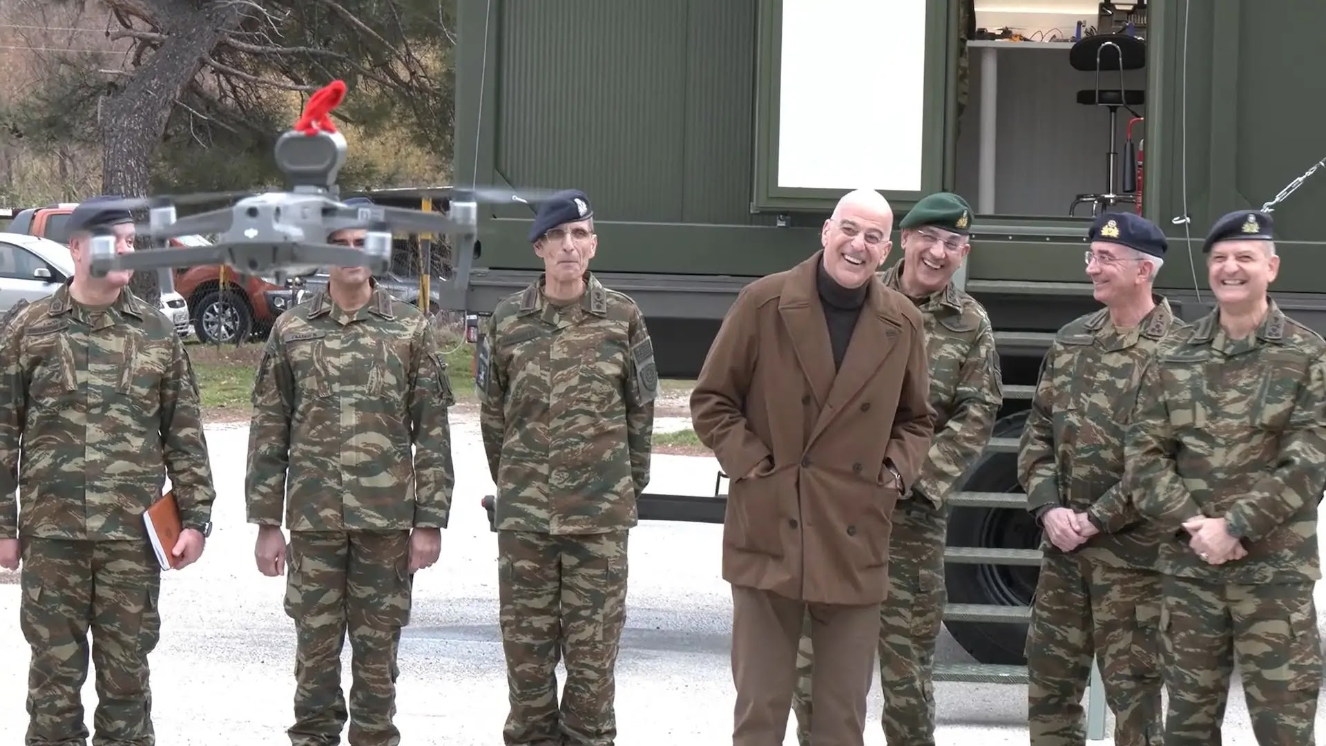 Ξάνθη: Drone με κόκκινο σκουφάκι ψέλνει τα κάλαντα – Τα γέλια Δένδια, Α/ΓΕΕΘΑ και λοιπών Ανωτάτων (ΒΙΝΤΕΟ)