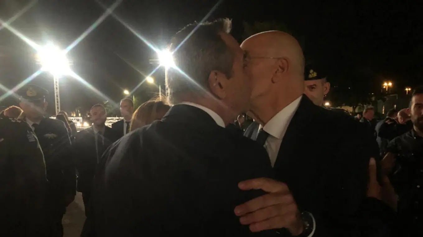 Τα φιλιά και ο διάλογος Δένδια με Καμμένο: Δεν σε γνώρισα – Μετά το κτήριο, άλλαξα κι εγώ (ΦΩΤΟ)