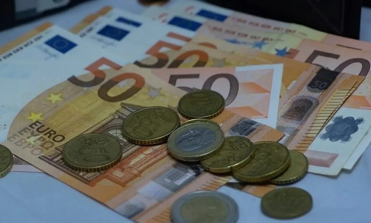 Γιατί οι Ελληνες επιμένουν να πληρώνουν με μετρητά