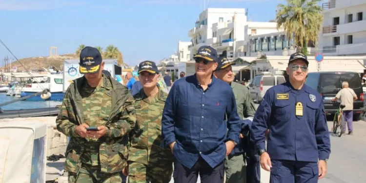 Στη Νάξο με την φρεγάτα «Κίμων» ο Δένδιας, με «χαλαρή» εμφάνιση και συνοδευόμενος από τους Αρχηγούς ΓΕ (ΦΩΤΟ)