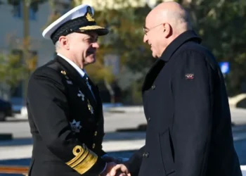 Ο κουτοπόνηρος υπουργός κ. Δένδιας και ο άφωνος Αρχηγός